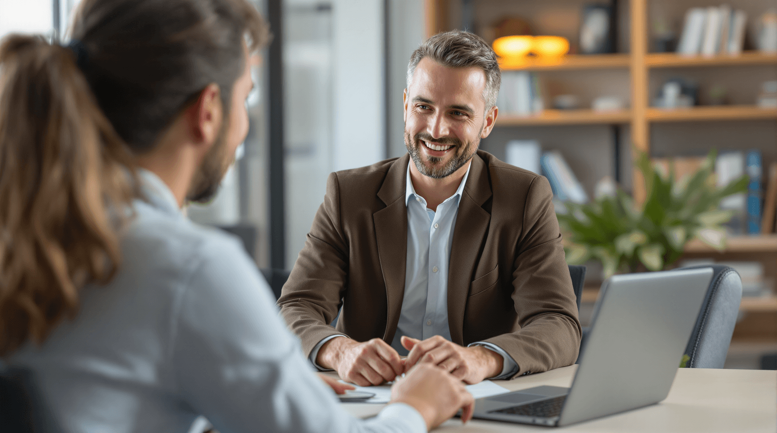 Coach erklärt Inhalte am Laptop